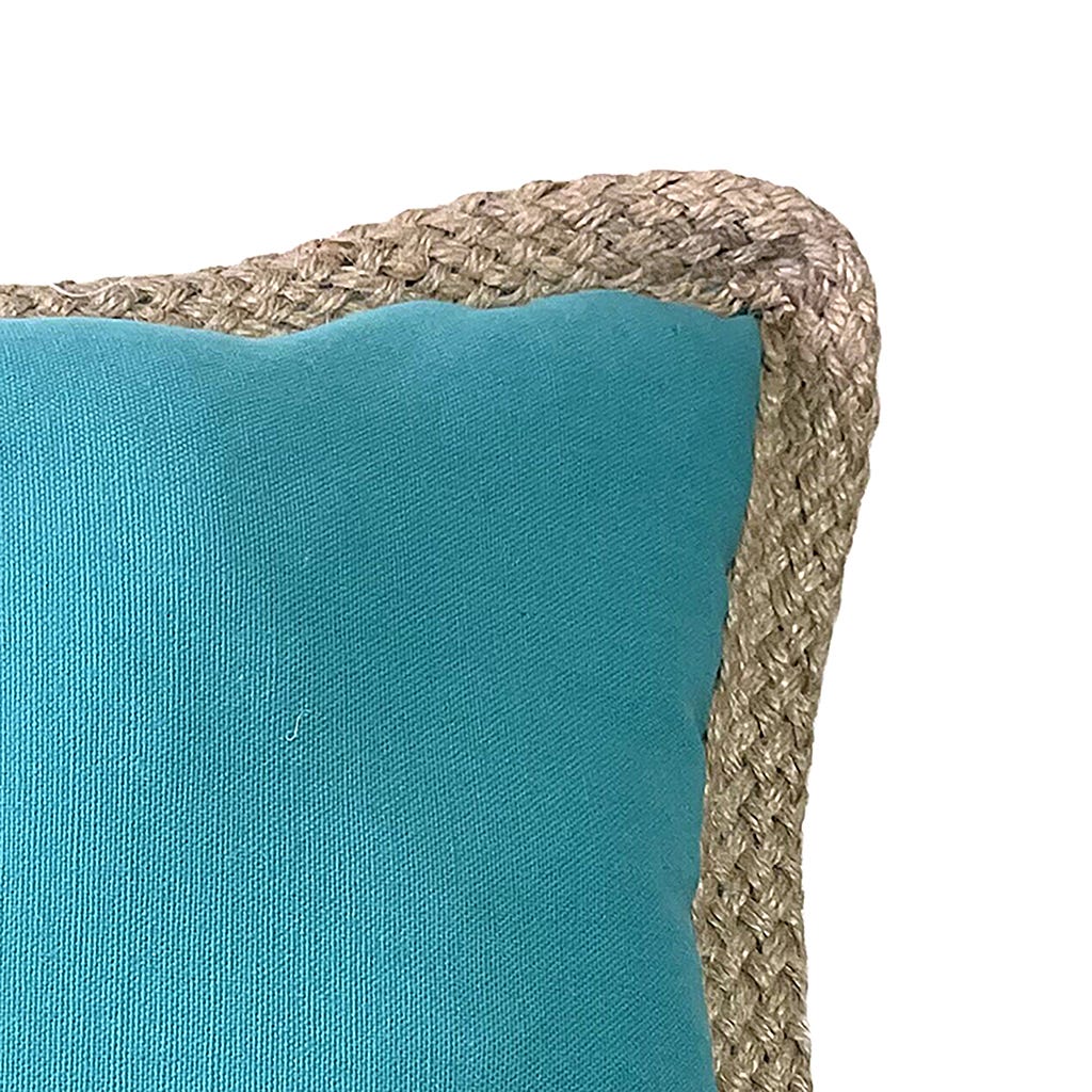 Cojín azul aqua con ribete trenzado de yute